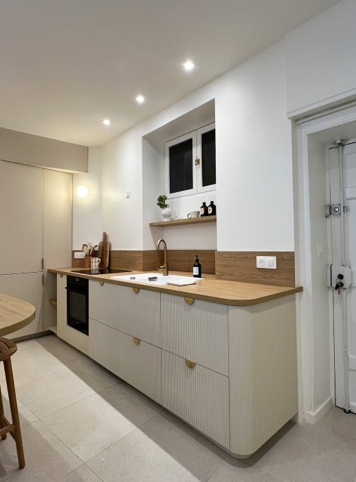 Association sobre et raffinée de matières dans l’espace cuisine.