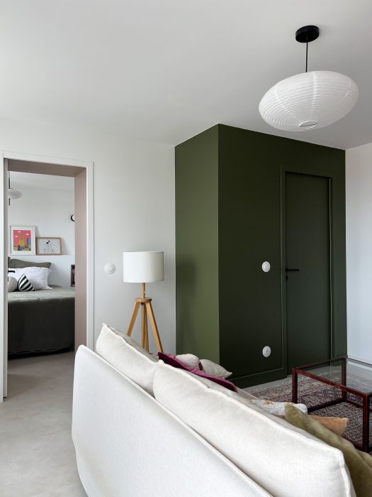 Salon ouvert et lumineux avec vue sur la cuisine – appartement style années 70 revisité