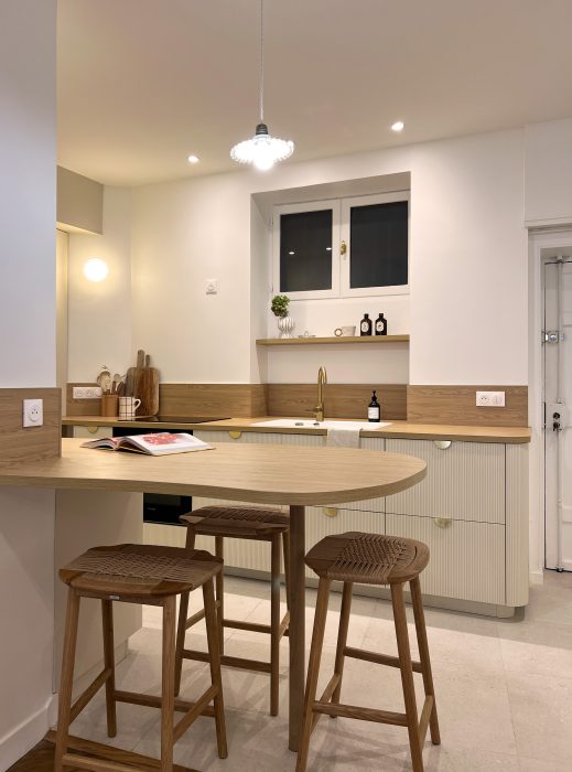 Ilot central conçu pour cuisiner et recevoir en toute simplicité.