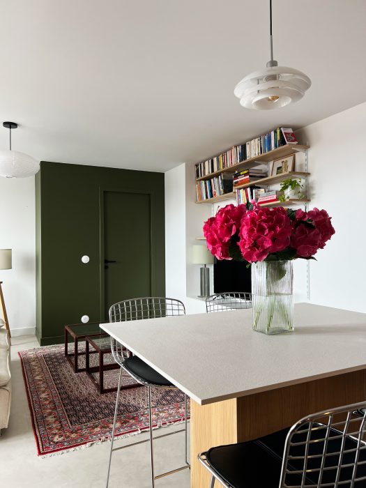 Coin repas convivial dans la cuisine rénovée – optimisation d’espace par un architecte d’intérieur Lyon