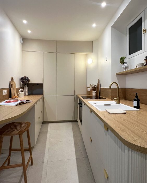 Cuisine rénovée avec soin pour allier esthétisme et praticité.