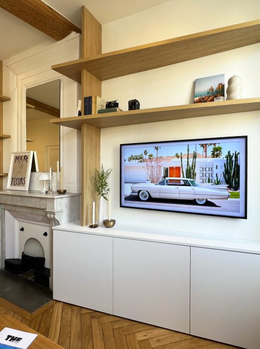 Bibliothèque sur mesure intégrant discrètement la télévision.