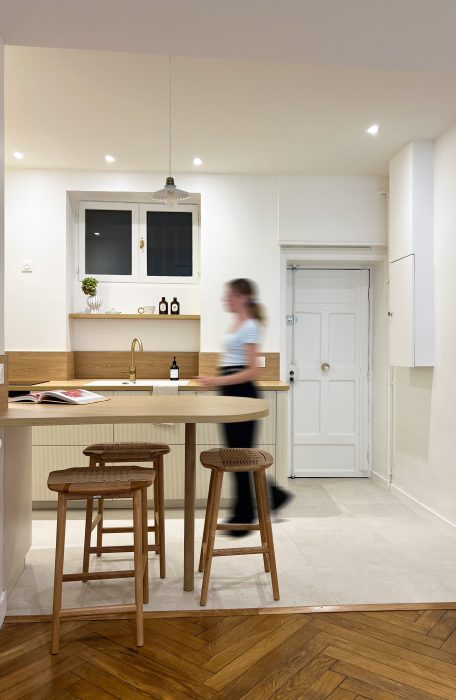 Cuisine ouverte apportant luminosité et convivialité à la pièce de vie.