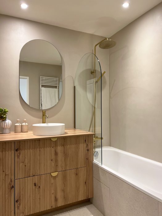 Salle de bain métamorphosée avec béton ciré et carrelage.