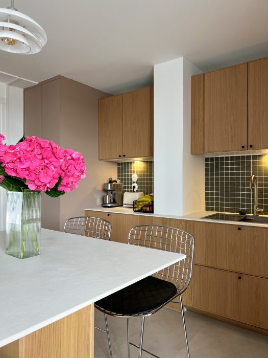 Ambiance intérieure chaleureuse et graphique – style années 70 revisité pour une famille