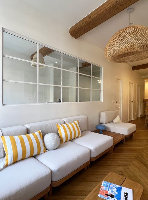 Verrière de plus de 3 mètres apportant la lumière naturelle dans le séjour.