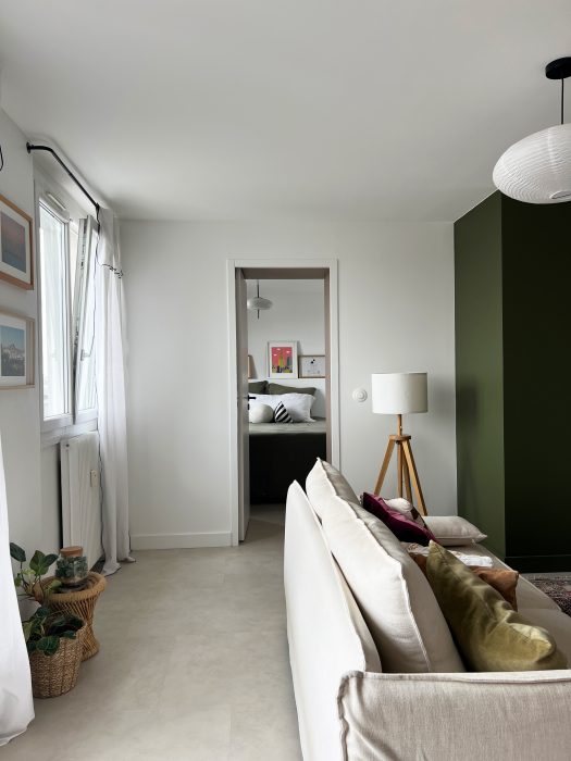 Vue d’ensemble de l’appartement rénové – intérieur convivial et familial style années 70