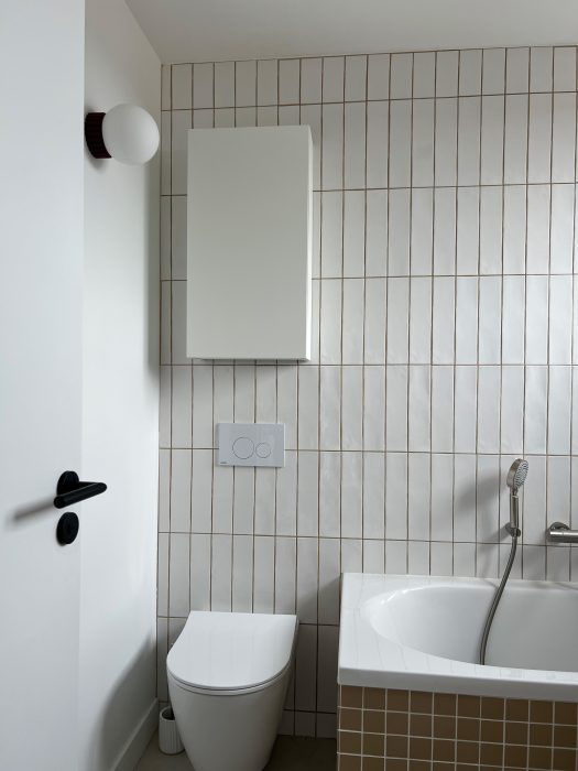 Salle de bain moderne et lumineuse avec baignoire – aménagement familial Lyon