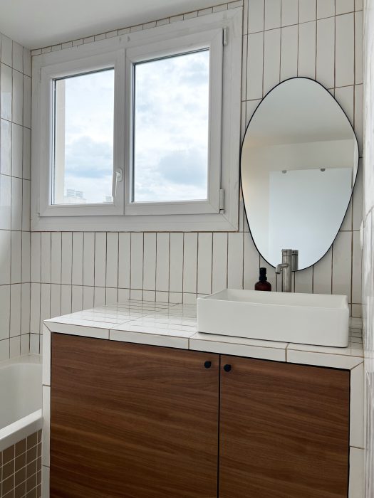 Nouvelle salle de bain lumineuse avec baignoire et vue sur le ciel – rénovation appartement Villeurbanne