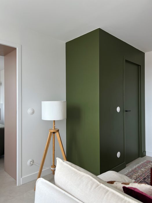 Détails décoratifs et couleurs chaleureuses – aménagement intérieur années 70 à Villeurbanne