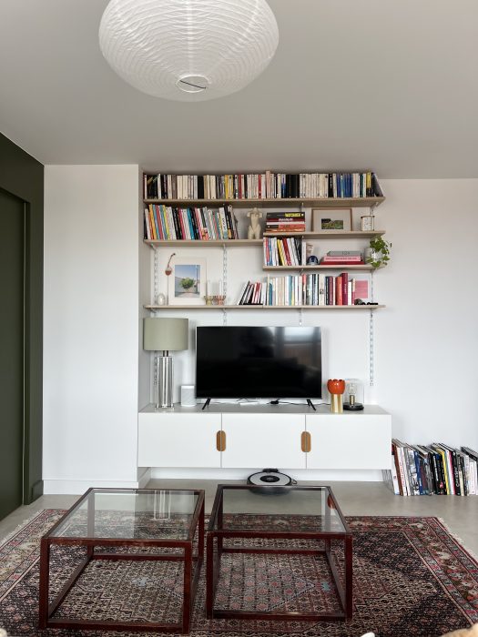 Salon avec bibliothèque – aménagement intérieur convivial et chaleureux à Villeurbanne