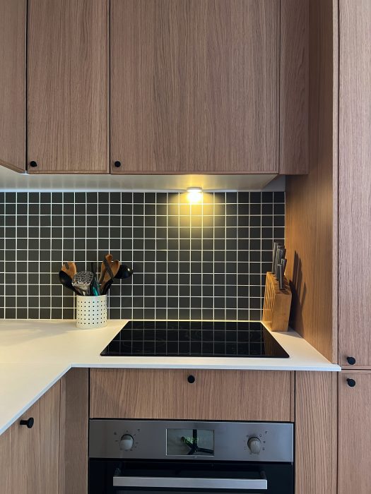 Plan de travail et espace cuisson optimisés – cuisine ouverte style années 70 revisité à Villeurbanne