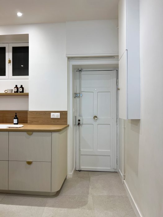 Cuisine contemporaine et élégante dans un style estival.