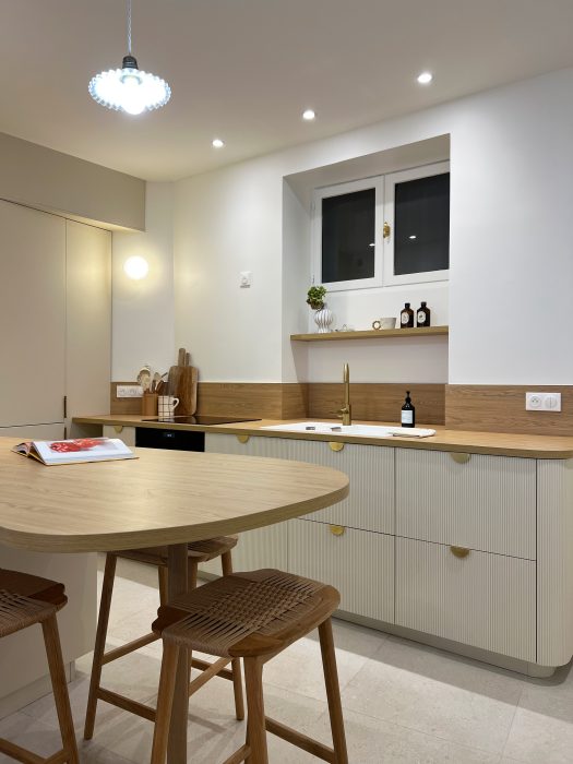 Cuisine ouverte qui dialogue naturellement avec le séjour.