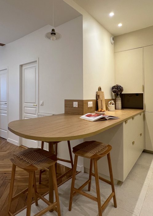 Cuisine lumineuse pensée pour accueillir et partager des moments conviviaux.