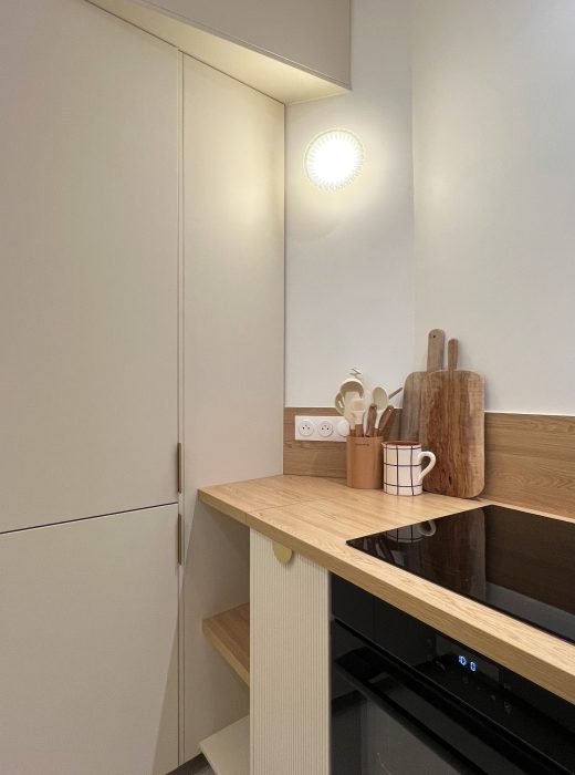 Matériaux harmonisés entre cuisine et salle de bain pour plus de cohérence.