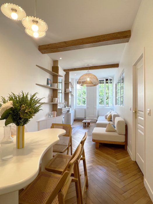 Séjour lumineux avec vue sur la verrière reliant chambre et pièce de vie.