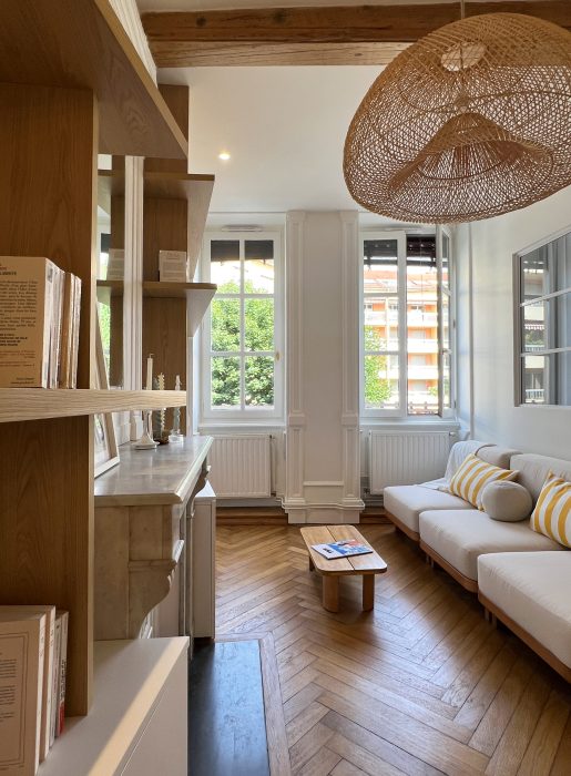 Ouverture élégante entre séjour et chambre avec une verrière sur mesure.