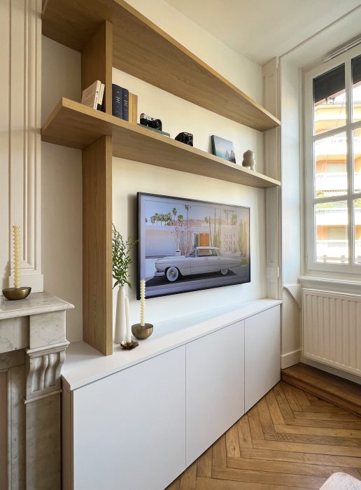 TV murale dissimulée dans un agencement élégant et discret.