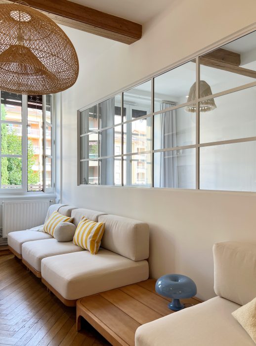 Verrière au design intemporel pour un intérieur lumineux et estival.