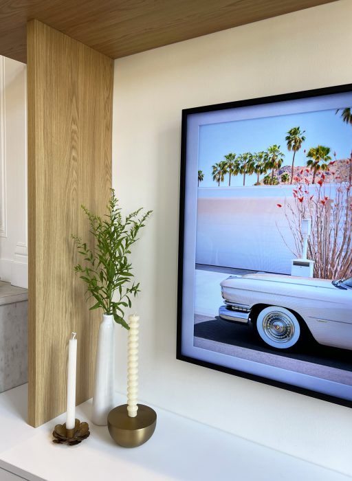 Intégration harmonieuse de la télévision dans la bibliothèque.