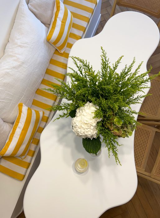 Ambiance estivale et accueillante créée par des choix de détails raffinés.