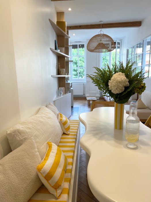 Association harmonieuse de couleurs et textures dans chaque pièce.