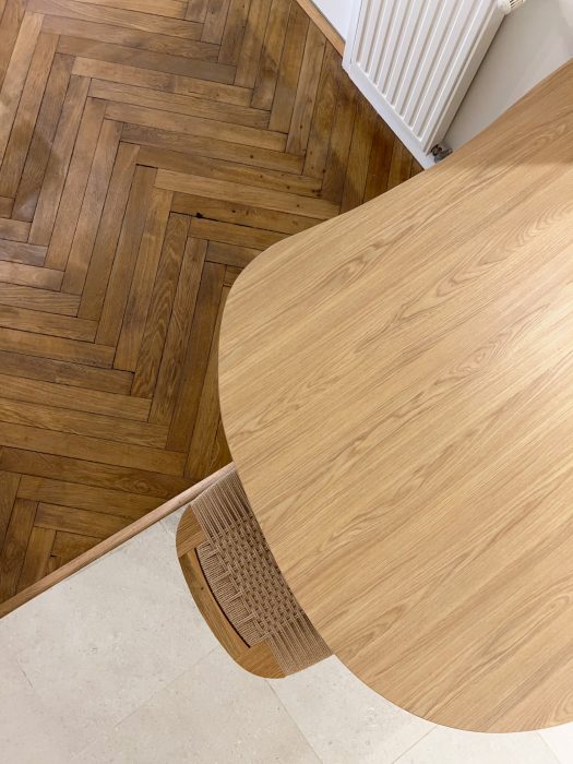 Mélange du parquet et du carrelage créant une harmonie élégante.