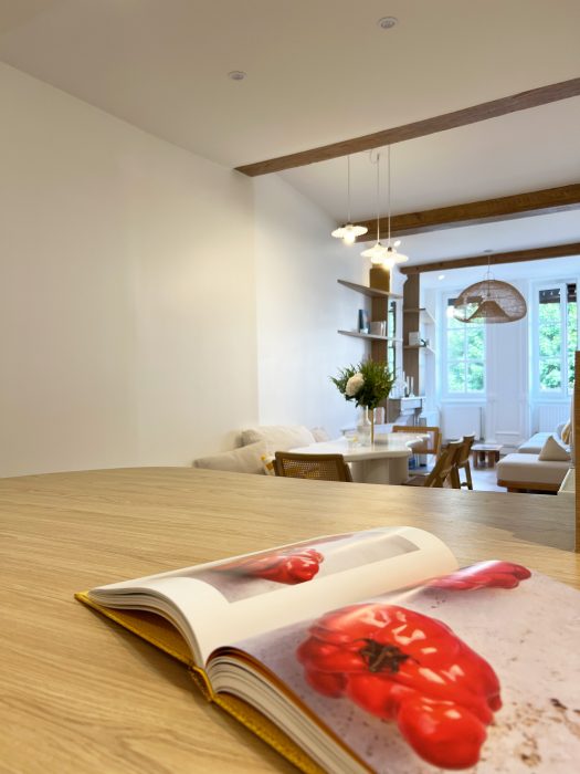 Vue sur le séjour baignée de lumière naturelle.