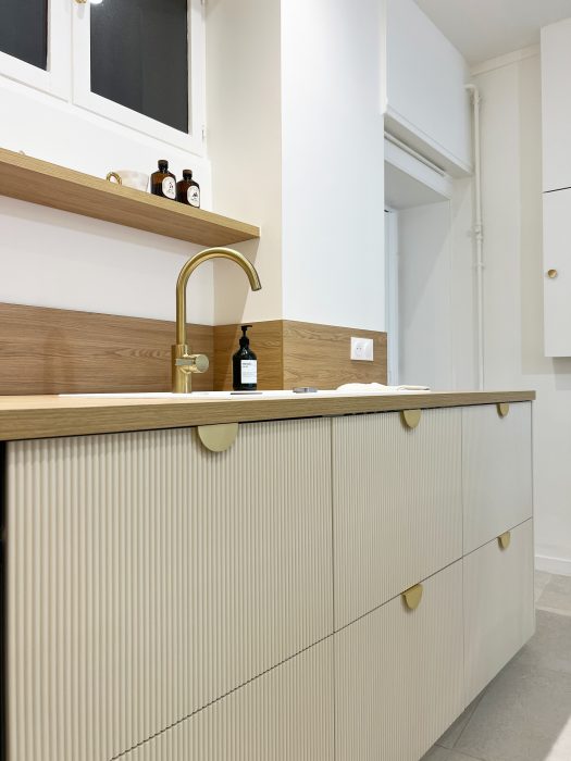 Cuisine rénovée avec des matériaux modernes et lumineux.