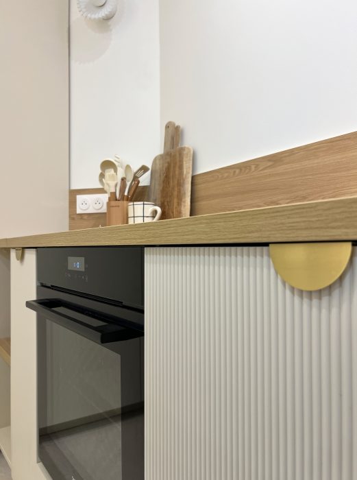 Cuisine contemporaine qui devient le cœur de l’appartement.