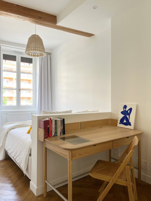 Coin bureau lumineux dans la chambre, pensé pour le confort quotidien.