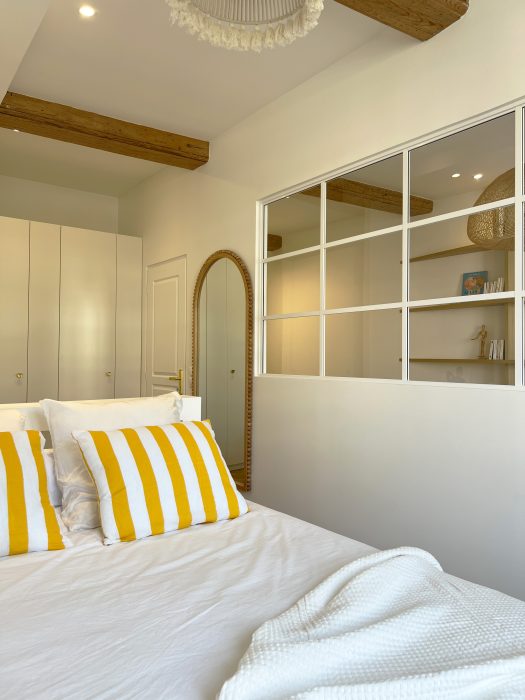 Chambre lumineuse et optimisée grâce à l’agencement sur mesure.