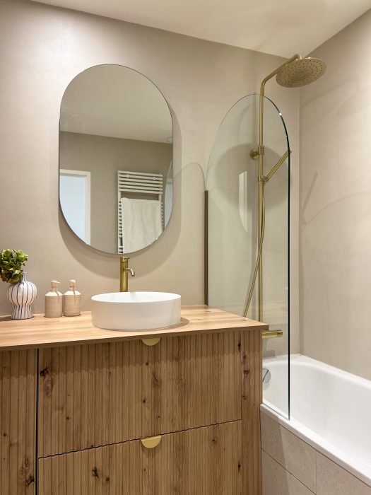 Salle de bain élégante au design sobre et estival.