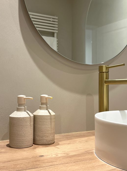 Salle de bain contemporaine et lumineuse au style épuré.