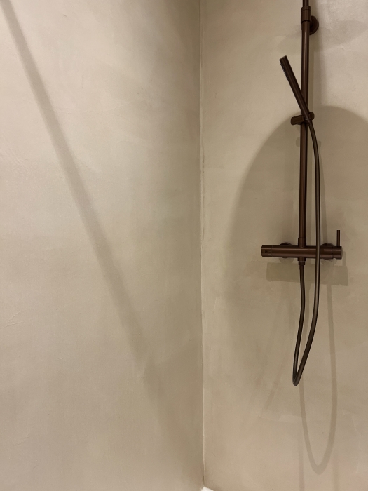 douche en béton ciré et robinetterie