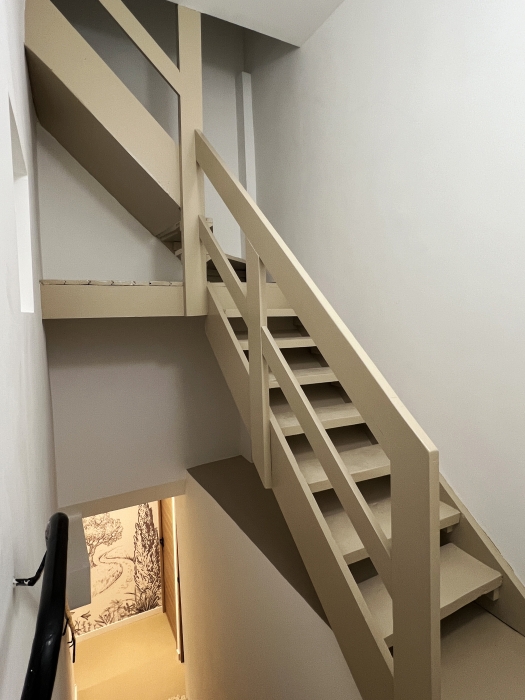 escalier en bois peint en beige