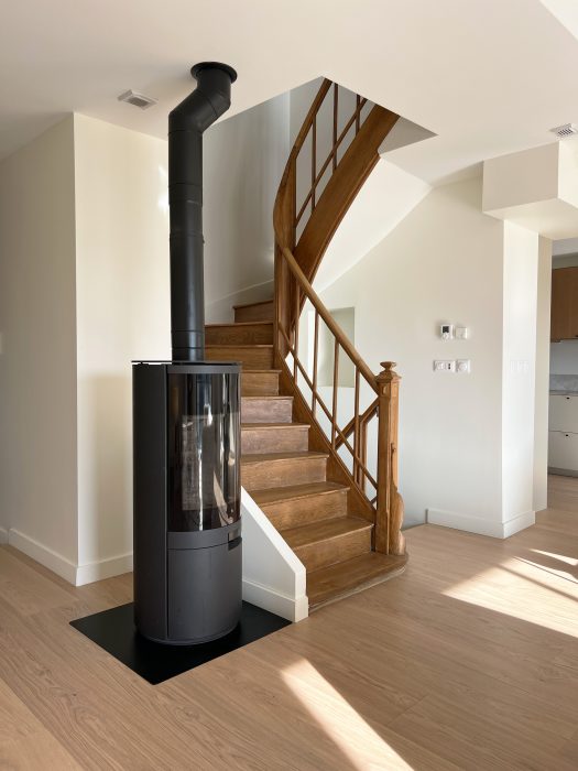 escalier bois et poele