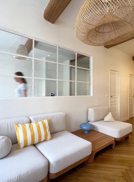 Verrière monumentale créant une atmosphère conviviale et aérienne.