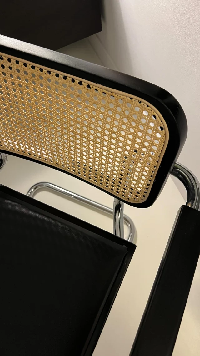 R é n o v a t i o n . Il y a plusieurs mois j’ai chiné cette chaise s64. Elle était tellement en mauvais état que le brocanteur a bien voulu me l’offrir. Cannage troué, assise recouverte d’un horrible skaï orange et bois en mauvais état. Un bonheur à rénover pour essayer de lui redonner toute sa beauté. Reconnaissable grâce à son fameux piètement luge, ce classique de Marcel Breuer est lors de sa sortie, en 1929, à la fois un progrès dans le développement au niveau de la forme et une révolution au niveau de la construction. Presque 100 ans après c’est toujours un bijou de design, élégant et intemporel. #lbhomedesign #homedecor #homedesign #decoration #decorationinterieur #marcelbreuer #thonet #cescachair #renovationmeuble